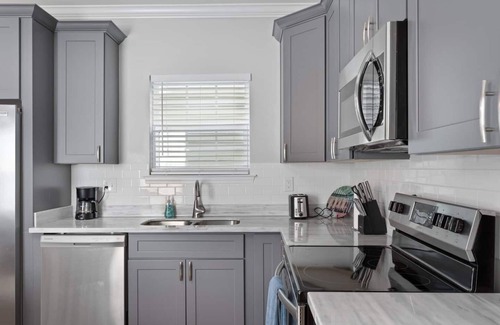 Tulane - Gravier Apartment | Tranquil Mid-City Oasis: 4BR, 3BA ,Gated Pool, Shared Backyard, Parking - Perfect NOLA Getaway!