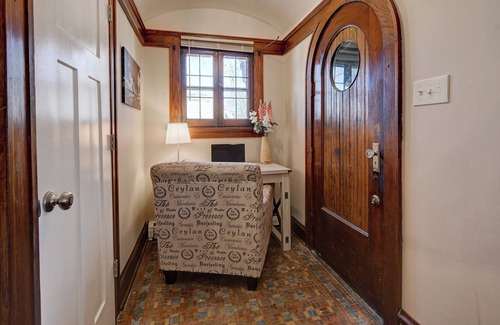 Bay View Apartment | Tranquil Pet-Friendly Apartment ~ Close to Downtown & Parks
