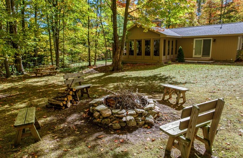 Baileys Harbor Cabin | Tranquil Retreat-walk to Kangaroo Lake Sandy beach