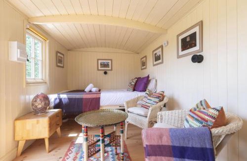 Tewkesbury House | Tranquil Riverside Shepherds Hut in Tewkesbury