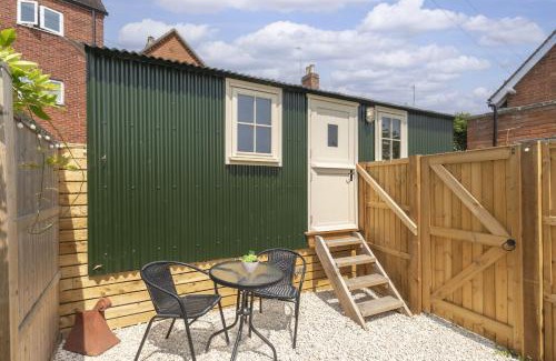Tewkesbury House | Tranquil Riverside Shepherds Hut in Tewkesbury