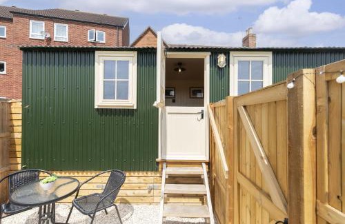 Tewkesbury House | Tranquil Riverside Shepherds Hut in Tewkesbury