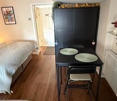 Liverpool Apartment | Tranquil Studio - Sleeps 2 & Private Parking