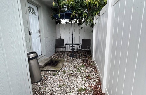 Carver City - Lincoln Gardens Apartment | Tranquil studio with AC in sunny Tampa