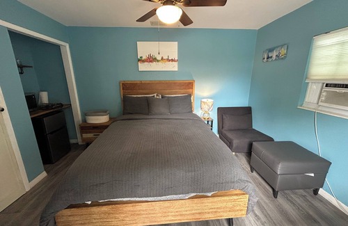 Carver City - Lincoln Gardens Apartment | Tranquil studio with AC in sunny Tampa