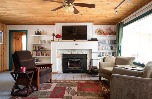 Brockway House | Tranquil Tahoe Retreat with WiFi, easy walk to beach