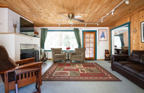 Brockway House | Tranquil Tahoe Retreat with WiFi, easy walk to beach