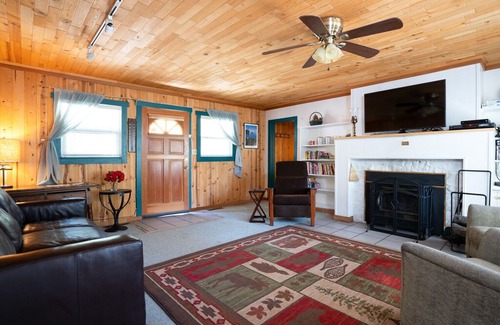 Brockway House | Tranquil Tahoe Retreat with WiFi, easy walk to beach
