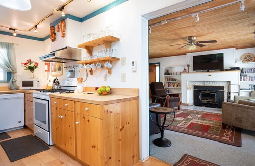 Brockway House | Tranquil Tahoe Retreat with WiFi, easy walk to beach