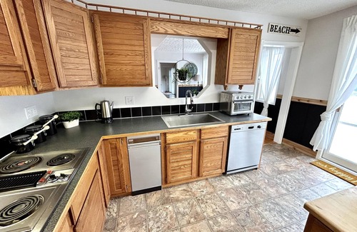 Blind Bay House | Tranquility Bay - Waterfront - Shuswap Vacations & Sledding Accommodation