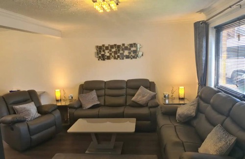 Nitshill House | TRAVEL HOST 3 BEDROOM HOUSE WITH FREE PARKING