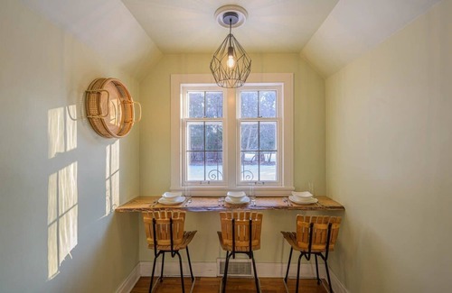Appleton House | Traveler Oasis Downtown Area Spacious Home, PAC
