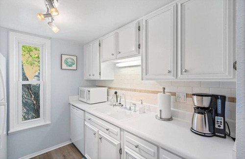 Bayview Condo | Traveler's Paradise! 1/1 Condo W/D Private Beach!