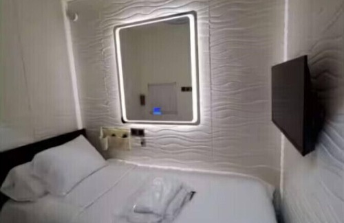 South Loop Hotel | Traveler’s Favorite: Private Room Near Attractions