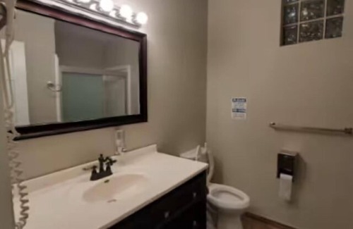 South Loop Hotel | Traveler’s Favorite: Private Room Near Attractions