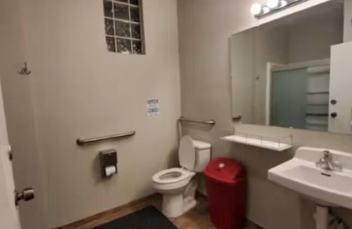 South Loop Hotel | Traveler’s Favorite: Private Room Near Attractions
