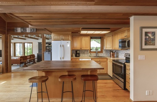 Allyn-Grapeview House | Treasure Island Beach House w/Kayaks, Fun, Views, and Hot Tub!