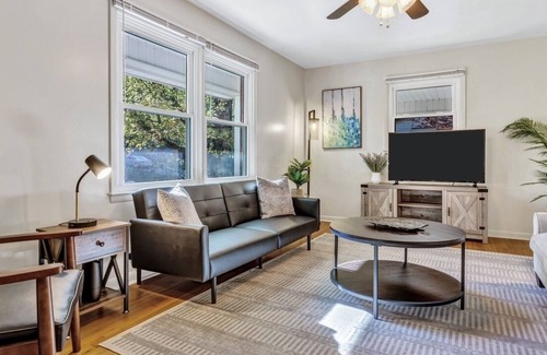 Royal Pines House | Tree-Lined Street/Firepit/KingBed/14mins Asheville