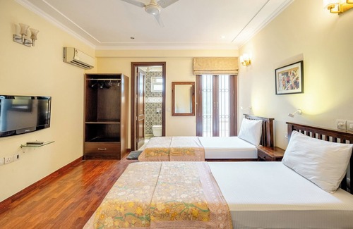 Saket Bed & Breakfast | Tree of Life bed and breakfast