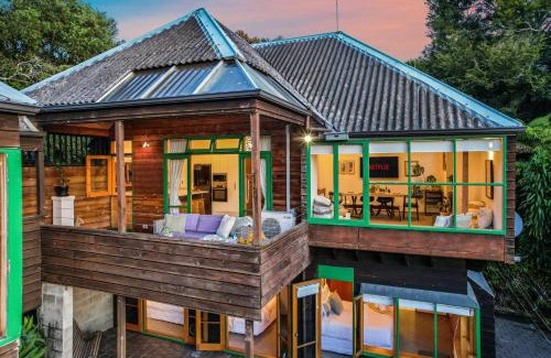 Hamilton East House | Tree Top Retreat in Central City - By KOSH BNB