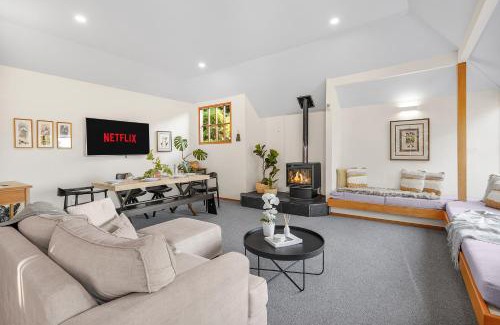 Hamilton East House | Tree Top Retreat in Central City - By KOSH BNB