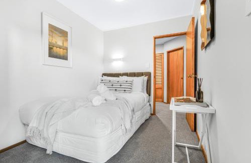 Hamilton East House | Tree Top Retreat in Central City - By KOSH BNB