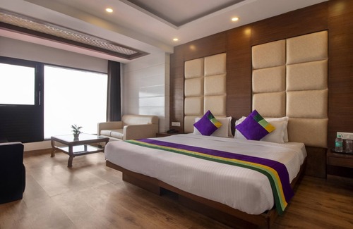 The Mall Road Hotel | Treebo Premium Queen Of Hills Near Mall Road