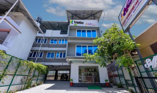Alappuzha Hotel | Treebo vSaffron Regency, Punnamada Lake