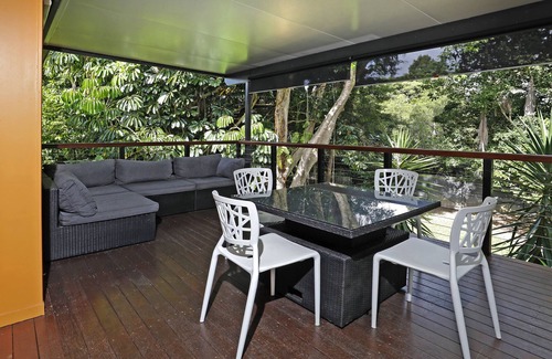 Manunda House | Treehouse Close to the City with Private Garden