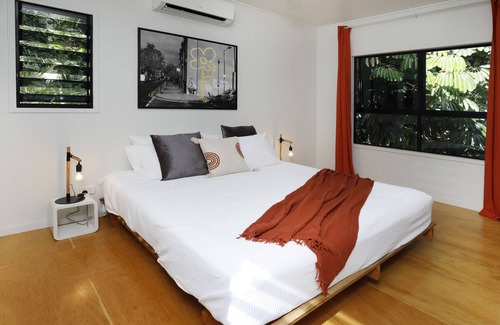 Manunda House | Treehouse Close to the City with Private Garden