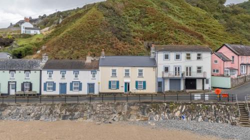 Tan-y-groes House | Trem y Don at Llangrannog Beach