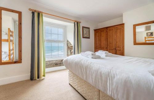 Tan-y-groes House | Trem y Don at Llangrannog Beach