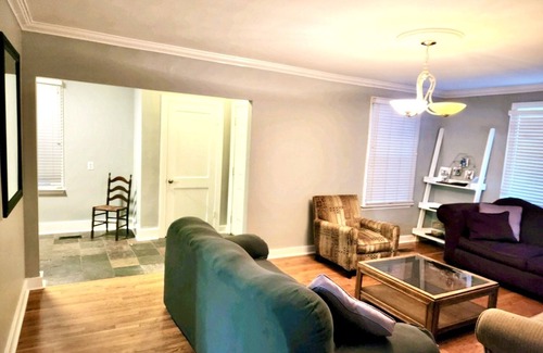 Capital View House | Trendy 2 BR by Whitewater Tavern & 7th St murals