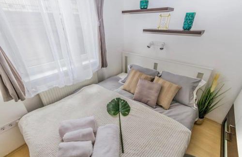 Jozsefvaros Apartment | Trendy 2 ROOM Flat, next to Corvin Mall FREE Huge Garage! AC,DISHWASHER,WASHMACHINE, SMART TV