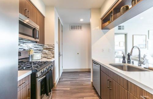 Wilshire Montana Apartment | Trendy 2BD 2BTH Apt steps from Downtown Santa Monica!