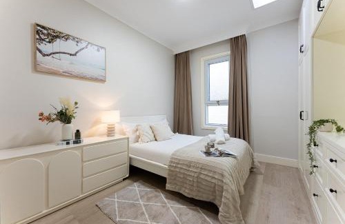 Petersham North House | Trendy 4BR Petersham Stay Steps from Top Cafés
