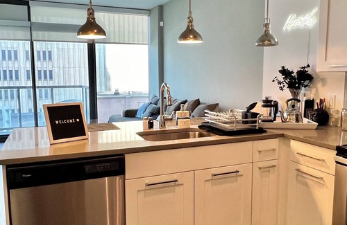Lenox Apartment | Trendy high-rise in heart of buckhead!