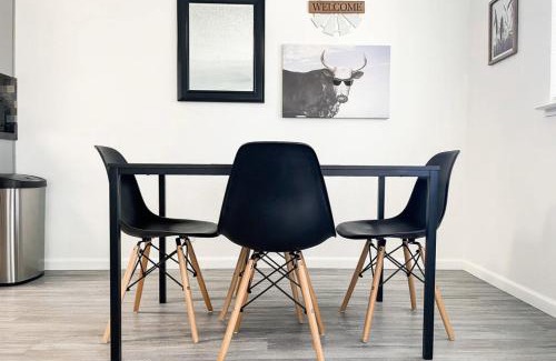 Coalinga House | Trendy Ivy 2-bedroom