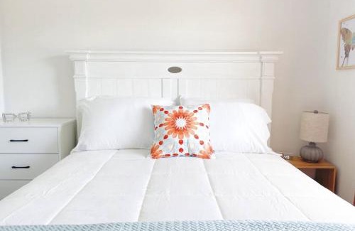 Coalinga House | Trendy Ivy 2-bedroom