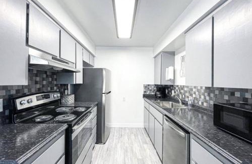 Coalinga House | Trendy Ivy 2-bedroom