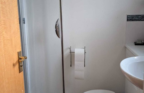 Newhaven Apartment | Trendy Seaside Apartment, Easy Access to Edinburgh City Centre!