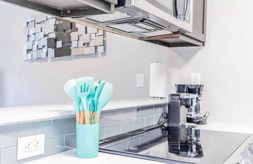 Dawson Apartment | Trendy SoCo 1BR suite, king bed, fast WiFi