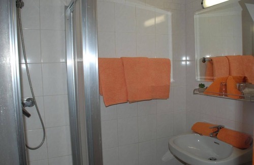 Klopein Bed & Breakfast | Triple room, balcony, lake view OST - Pension Agnes
