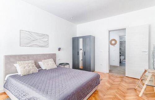 Barriera Vecchia-San Giacomo Apartment | Trieste Elegant Turquoise Apartment