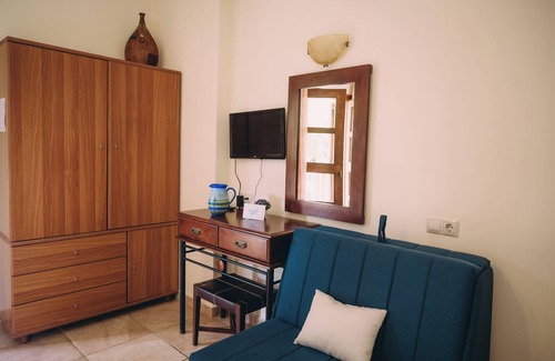 Kardamas Apartment | Trikalioti's Lush Estate Apt Artemis