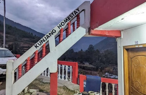 Bomdila Bed & Breakfast | TRIPLE BED DELUXE ROOM