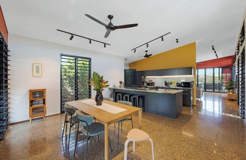 Parap Villa | Tropic Pavilion Breezy Designer Retreat near Beach