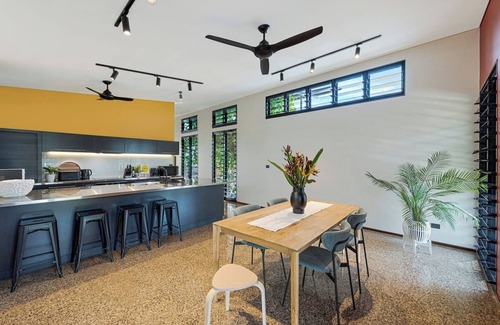 Parap Villa | Tropic Pavilion Breezy Designer Retreat near Beach