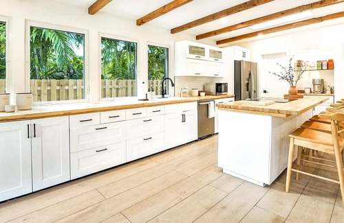Biscayne Park Villa | Tropical garden Villa w/ pool, game room, fire pit