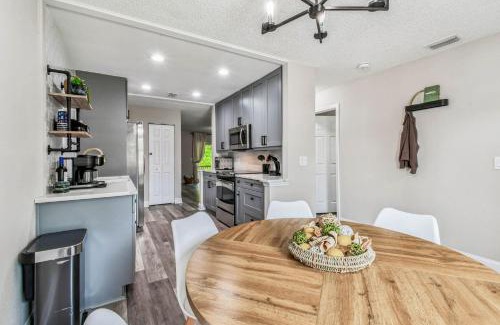 Port Tampa City House | Tropical Haven- Pet & Family Friendly, Hot Tub, Fire Pit, Deck, Grill, 5 min to Beach